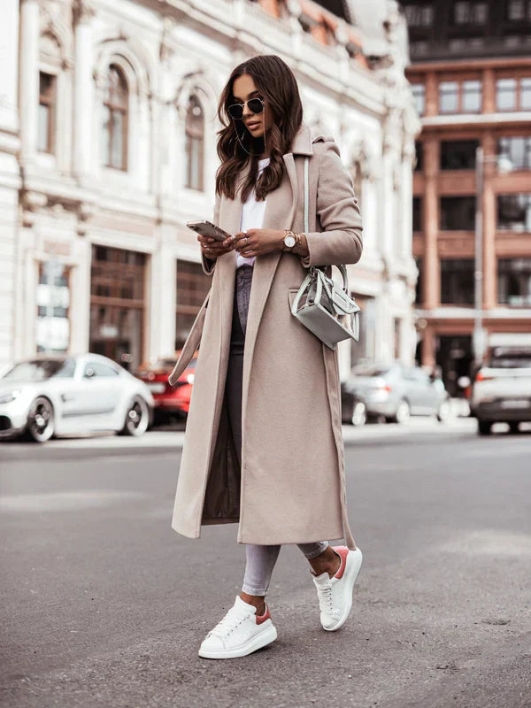 Cappotto con Cintura in Vita dal Taglio Lungo con Scollo a V